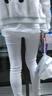 紧身白裤美女上楼梯