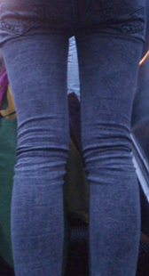 紧身牛仔学生妹妹提不动了