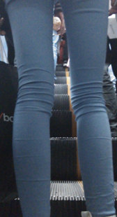 天蓝色紧身裤美臀