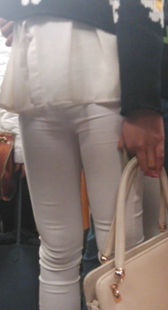 白裤美女和他的男友一起出游