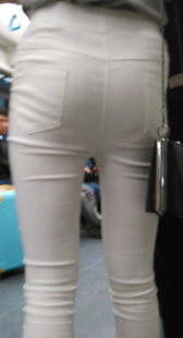 白裤美女身材较好