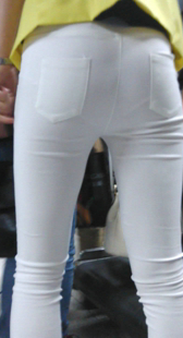 白裤美臀美女很着急