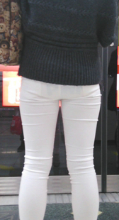 紧身白裤美女火辣诱惑