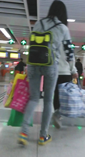 紧身牛仔裤学生美女提不动了