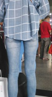 车站内紧身牛仔少妇肥臀