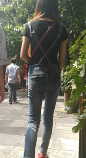 长腿背带紧身牛仔裤少女