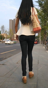 身材性感的蓝色紧身牛仔裤电梯上让你观赏