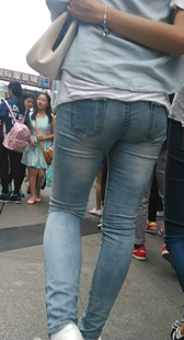 性感蓝色紧身牛仔裤美臀