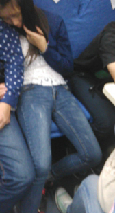 火车上紧身牛仔裤睡了看看她的前三角