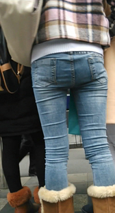 街拍宽臀牛仔小少妇