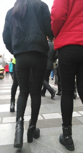 街拍紧身打底裤两姐妹