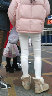 街拍白裤包臀小妹