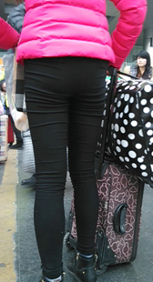 超紧打底黑裤美少妇