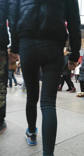 街拍紧身黑牛包臀小少妇