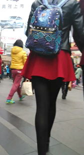 红裙黑丝美腿扭得很带劲