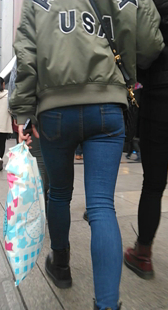 蓝色紧身牛仔裤逛街