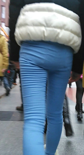 紧身蓝裤少女逛街
