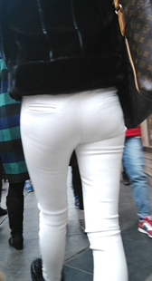 时尚白裤美臀少妇