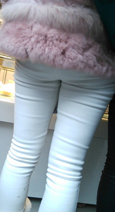 白裤美女买小吃