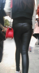 肉肉的紧身皮裤少女肥臀