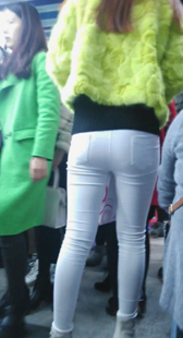 黄衣白裤美女紧臀太诱惑第一季