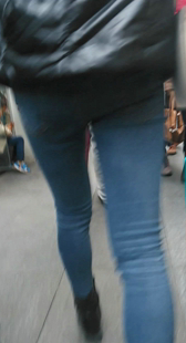 蓝色牛仔裤美女少妇