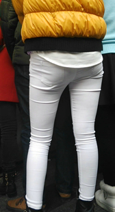 黄羽绒白裤美女花内内清晰可见