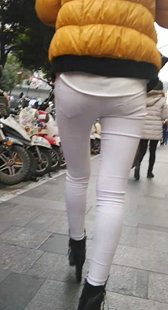 黄羽绒白裤美女丰臀拍了还想拍