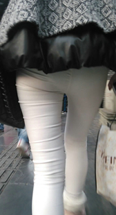 白裤少妇拉着少女走得快