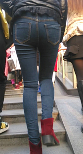 性感超级紧身蓝牛扭住精致小屁屁过天桥