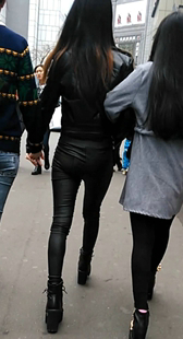 窈窕皮裤好身材三人行