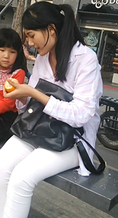 年轻妈妈教小女儿