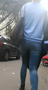 回家的紧身蓝色牛仔裤美女