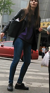 三个性感的外国年轻美女全部是紧身牛仔裤