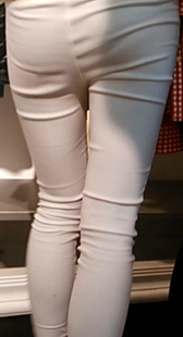 紧身白裤少妇全方位拍摄购物