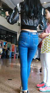 具有明星气质的美女穿紧身牛仔裤逛街