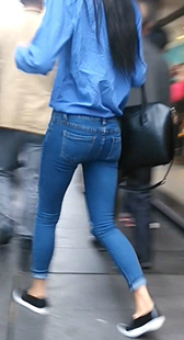 紧身蓝色牛仔裤美女兴奋逛街扭屁屁