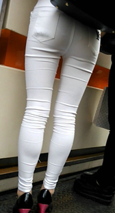 紧身白裤少妇买奶茶