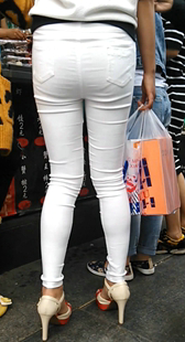 极品高挑紧身白裤肥臀少女和她妈