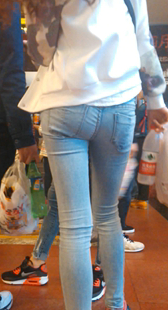 丰满灰白紧身牛仔裤少女准备看电影