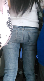 紧身灰牛少女买奶茶