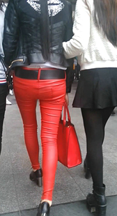 红色紧身皮裤带我见警察叔叔