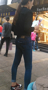 婚纱摄影紧身牛仔裤美女发传单