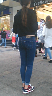 婚纱摄影紧身牛仔裤女孩发传单第二季