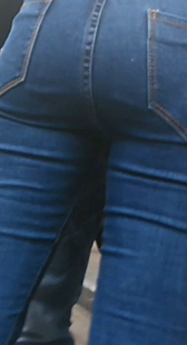 回家途中紧身牛仔裤美女众臀争艳