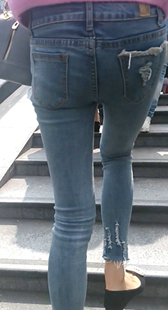 紧身牛仔裤少女过天桥了，一起来看屁屁