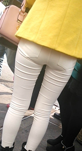 紧身白裤少妇等公交车回家