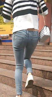 灰白紧身牛仔裤少女孤单前行