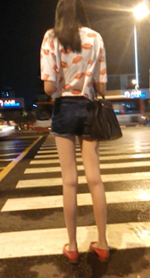 热裤大长腿小妹