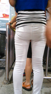 紧身白裤透内痕